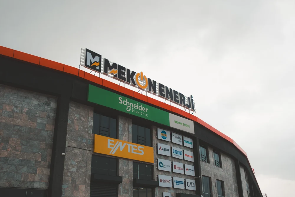 Mekon Enerji Konya Karatay mağazası dış cephesi ve marka tabelaları